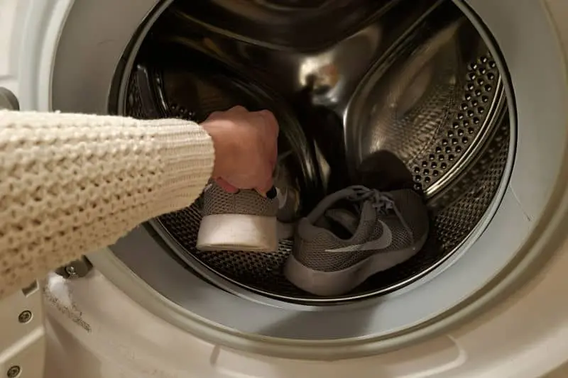 Steps to safely dry tennis shoes in a dryer