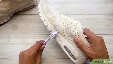 Cleaning Shoelaces and Insoles