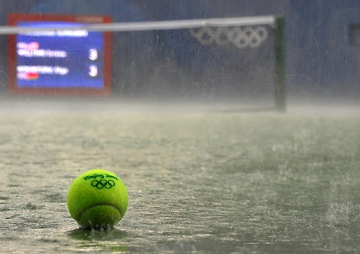 How to Avoid Injuries When Playing Tennis in the Rain